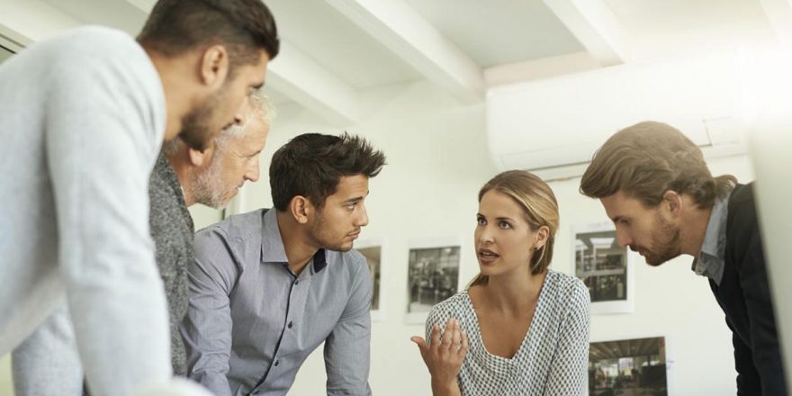Equipa de alta performance em reunião quatro homens a ouvir uma mulher a falar