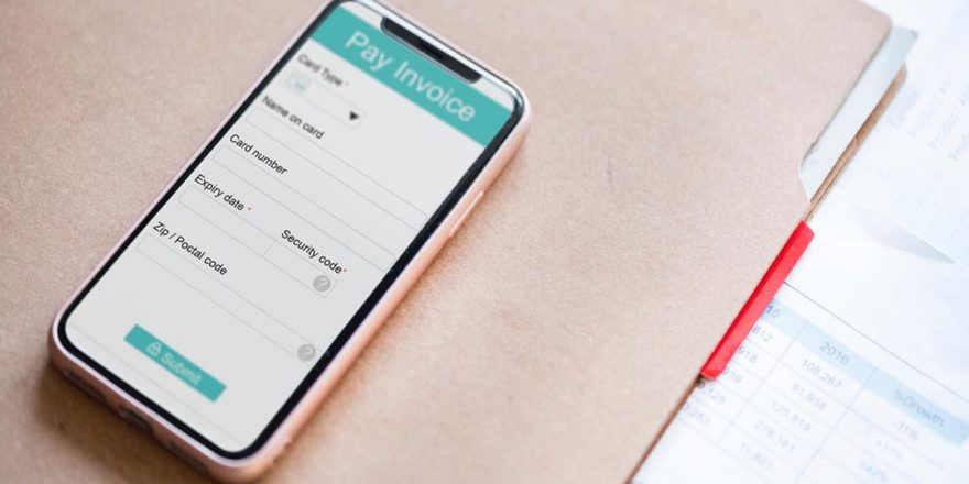 Fatura eletrónica smartphone caderno com folhas