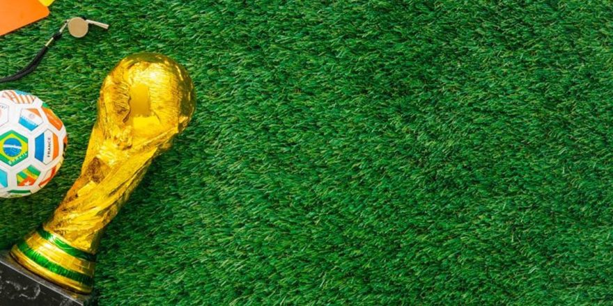 Relva taça do mundial e bola de futebol