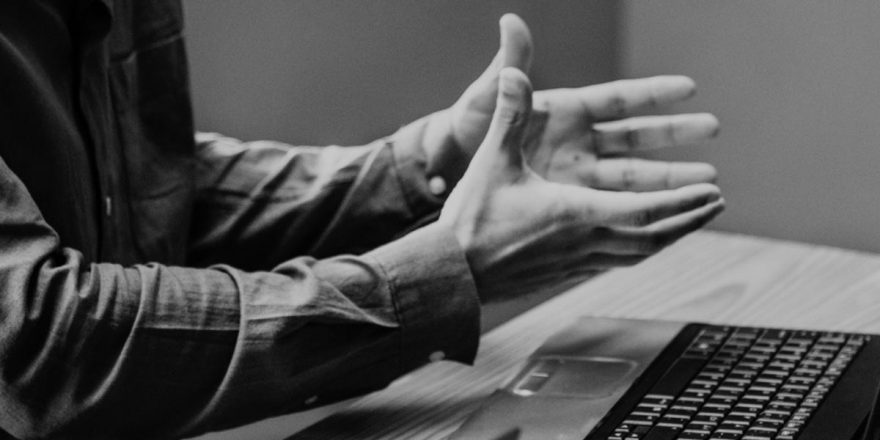 Mãos de homem com um software de gestão no computador portátil