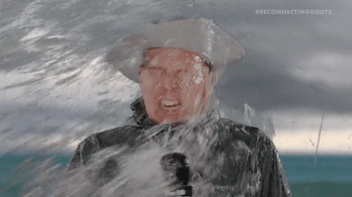 meteorologista a apanhar muita chuva